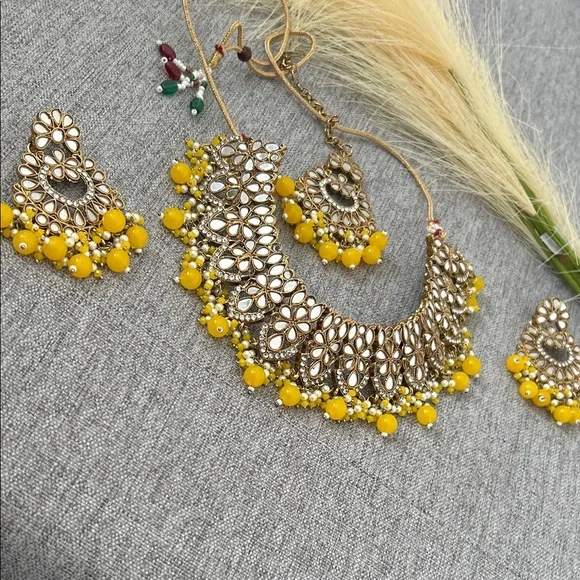 Elegant Gold and Yellow Jewelry Set Indian Jewelry set yellow color - Picture 2 of 5